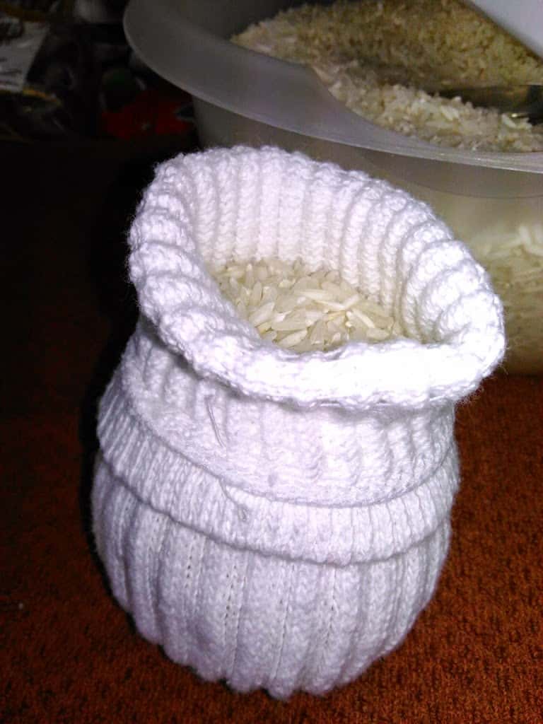 Cute & Cozy Sock Snowman Craft - Daily DIY Life ( dailydiylife.com)