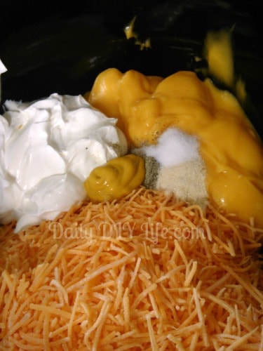 Easy Meals: Creamy Crock Pot Mac n Cheese - DailyDIYLife.com