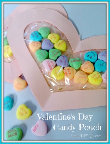 Adorable Valentine's Day DIY Candy Pouch! dailydiylife.com