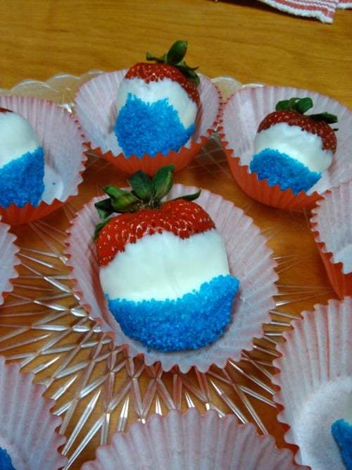 Patriotic Dipped Strawberries! A Sweet 4th of July Dessert | DailyDIYLife.com