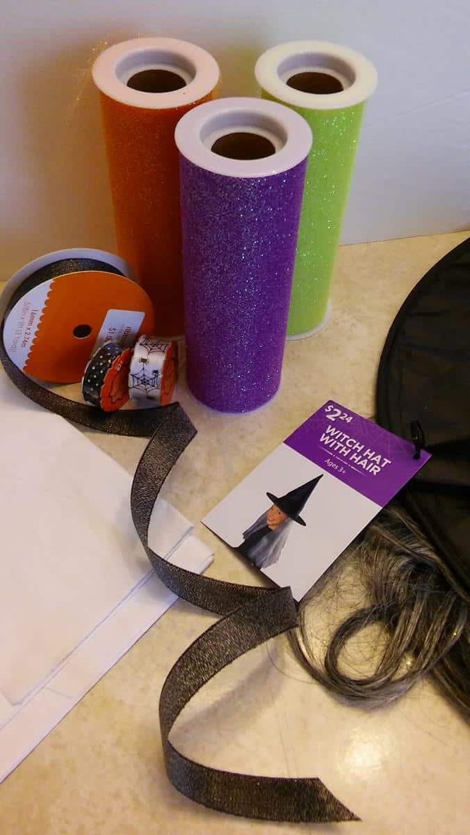 Add a little fun to your Halloween Decor! This Quick and Easy Witched Hat Halloween Centerpiece can be made in just 15 minutes! #Halloween #DIYHalloween #DIYHoliday