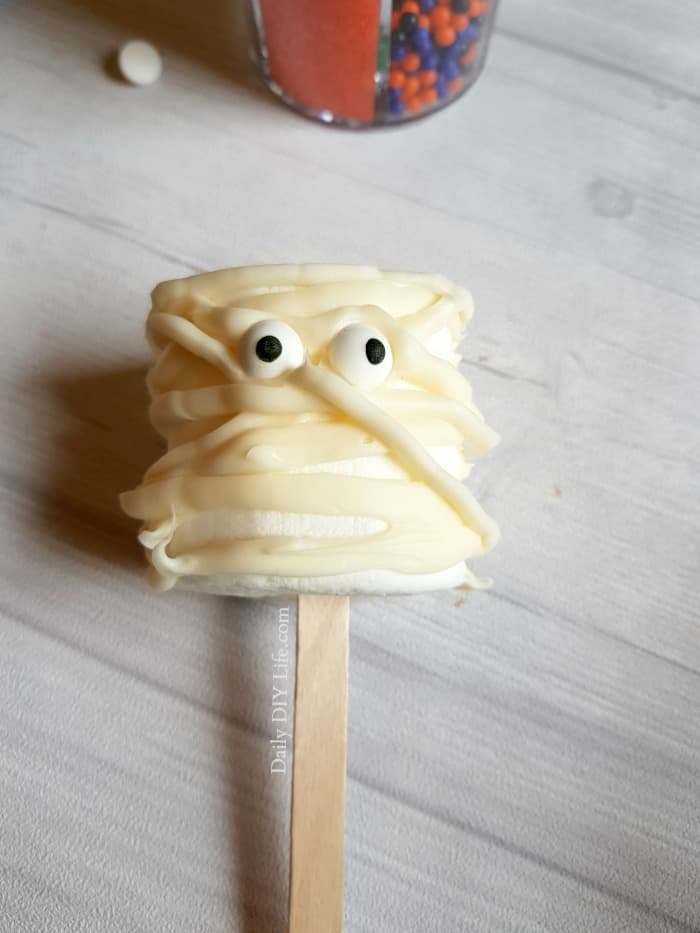 Finding unique Trick or Treat Ideas for family and friends is great! GIANT Halloween Marshmallow Pops are super awesome and an easy project for the kids. #Halloween #HalloweenTreats #TrickortreatIdeas #MarshmallowPops #DIYHalloween