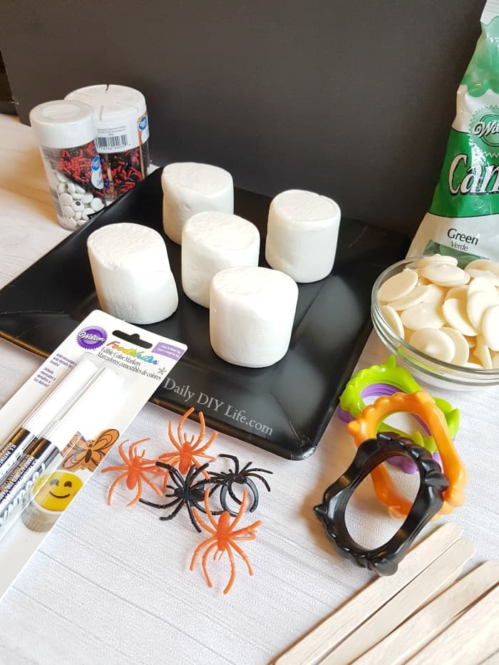 Finding unique Trick or Treat Ideas for family and friends is great! GIANT Halloween Marshmallow Pops are super awesome and an easy project for the kids. #Halloween #HalloweenTreats #TrickortreatIdeas #MarshmallowPops #DIYHalloween