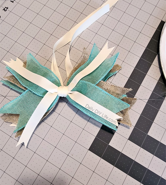 bow-for-dollar-tree-pizza-pan-wreath