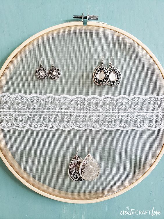 lace-embroidery-frame-DIY-earring-holder