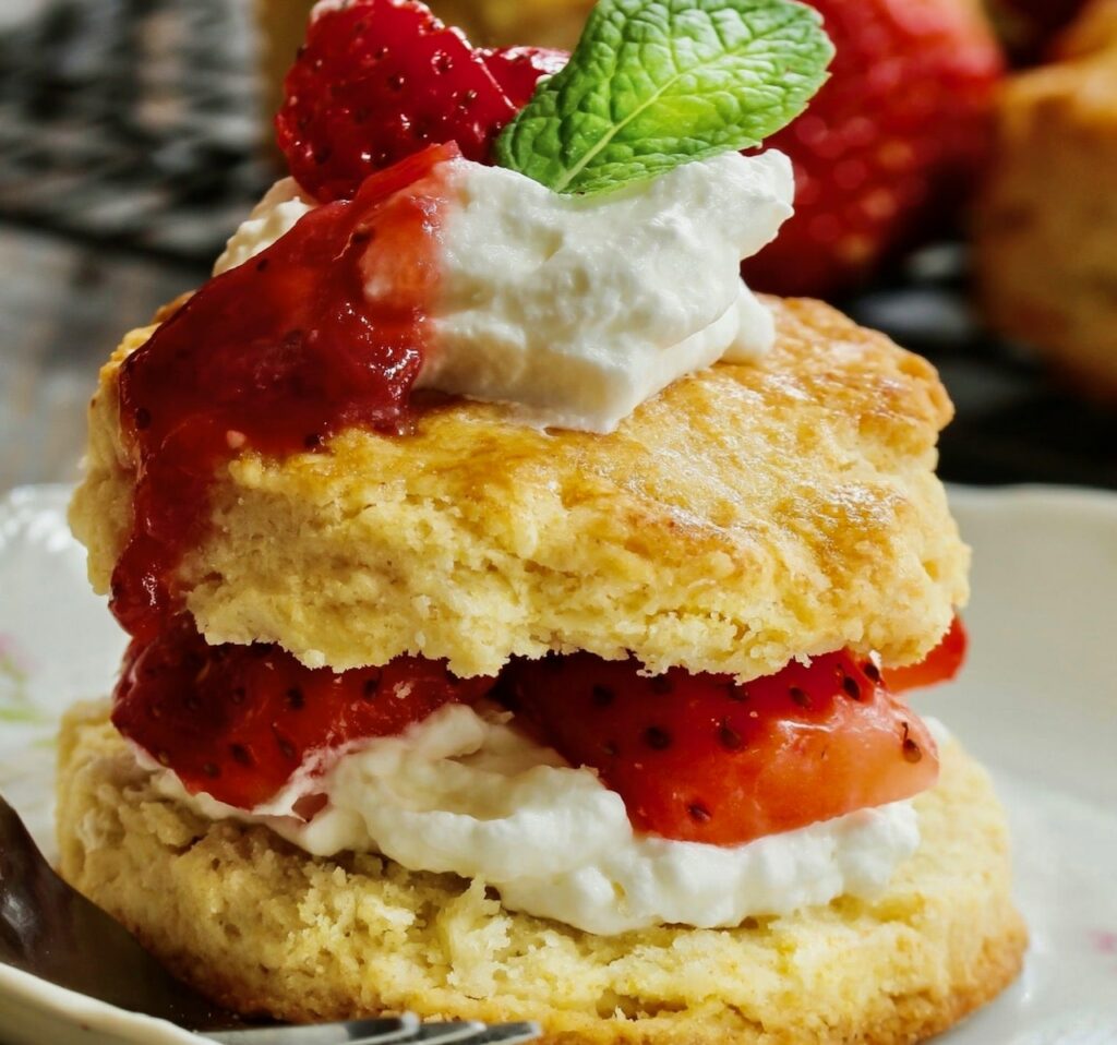 strawberry-shortcake-birthday-breakfaast-ideas-min
