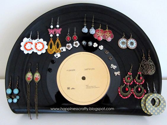 vinyl-record-DIY-earring-holder