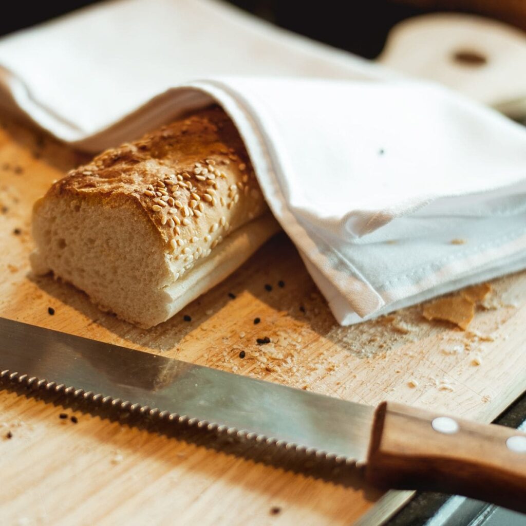 bread knife - types of kitchen knives