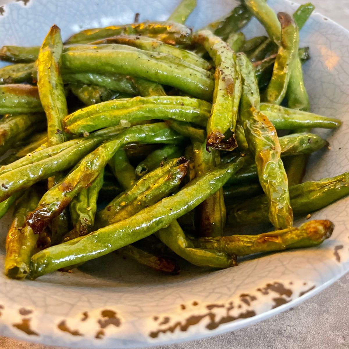 air-fried-green-beans-in-blue-bowl